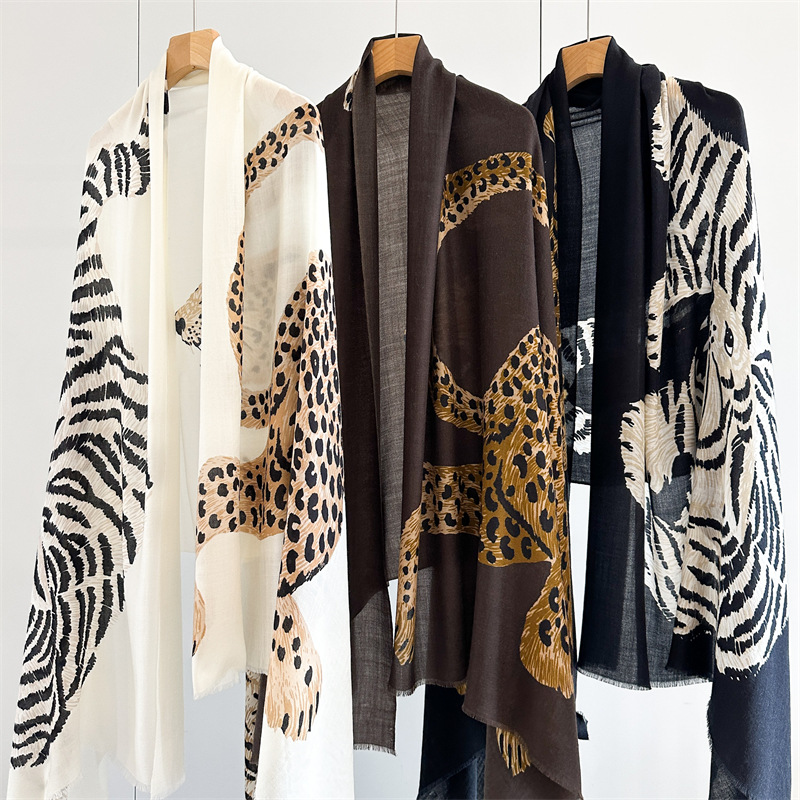 Lion Print Tassels Cashmere Lu - Winter Clothing Hong Kong 评论和价格