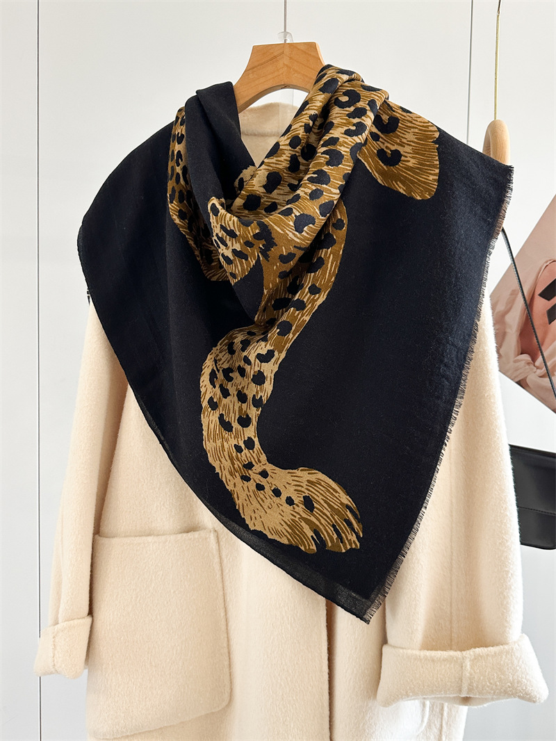 Lion Print Tassels Cashmere Lu - Winter Clothing Hong Kong 评论和价格